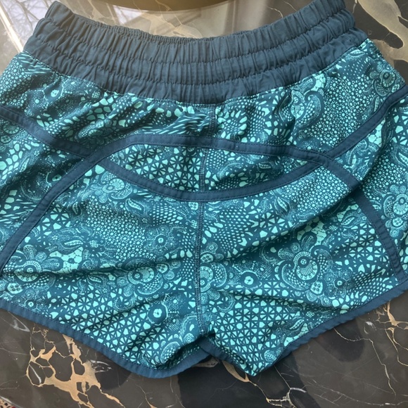 Lululemon shorts size 4 - Picture 3 of 6